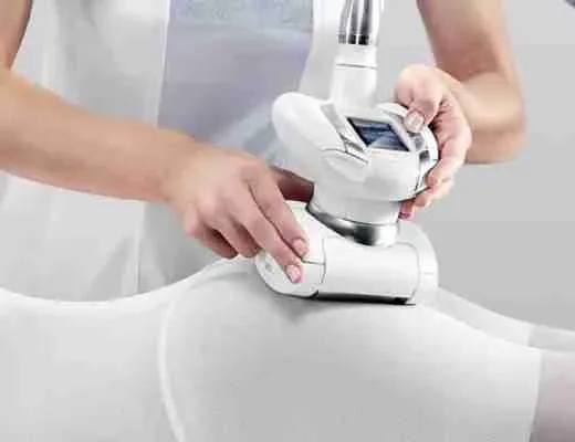 Personne recevant un traitement esthétique avec appareil sur la cuisse.